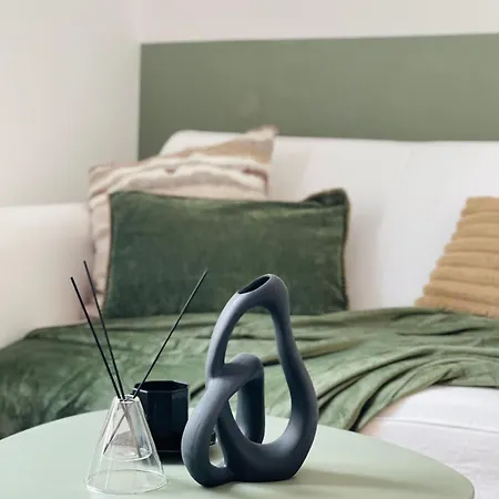Stylish Private - 10 Min To Centre Apartment